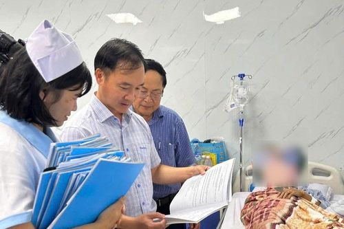 Thăm hỏi các bệnh nhân bị ngộ độc thực phẩm nghi do ăn bánh mì Hồng Vân