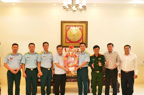 Chủ tịch UBND tỉnh Trần Phong thăm, chúc mừng các đơn vị quân đội