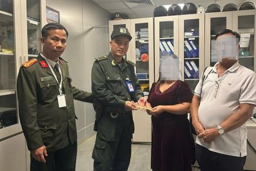 Công an TP Huế trao trả lắc vàng cho người dân đánh rơi
