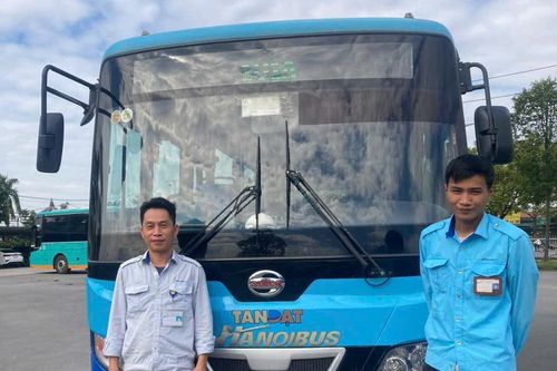 Hà Nội: Nhân viên xe buýt Transerco đưa học sinh ngất xỉu đi cấp cứu