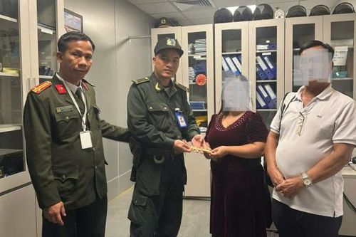 Nữ hành khách đánh rơi lắc vàng tại sân bay Phú Bài vui mừng nhận lại tài sản