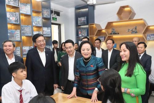 Phó Thủ tướng Phạm Thị Thanh Trà khánh thành Phòng thực hành giáo dục STEM tại Trường THPT Nguyễn Huệ, Lào Cai