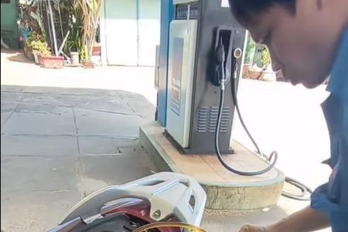 Nhân viên cây xăng ở Lâm Đồng rút lại xăng vì khách chuyển khoản
