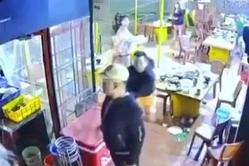 Hai anh em cầm hung khí truy sát tại quán nhậu khiến 3 người thương vong