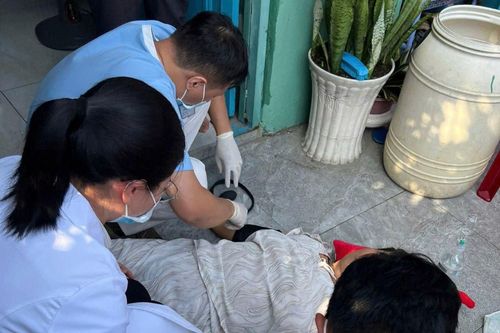 Người cao tuổi đối mặt nguy cơ biến chứng nặng sau té ngã
