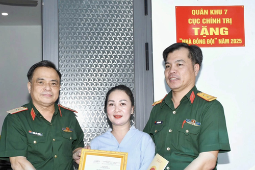 Cục Chính trị Quân khu 7 tặng 'Nhà đồng đội' cho quân nhân khó khăn