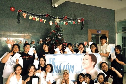 Lâm Thanh Nhã - phim 'Mưa đỏ' cùng nhóm FC tổ chức Giáng sinh cho trẻ em Tam Bình