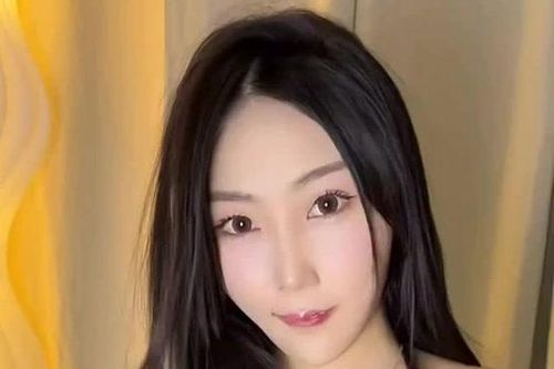 Hot girl gây sốt với màn ăn kem 'độc lạ' trên mạng xã hội