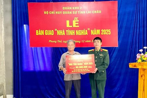 Bàn giao 'Nhà tình nghĩa' cho gia đình thân nhân liệt sĩ