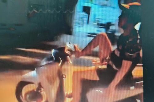 Điều khiển mô tô bằng chân, 'quái xế' bị tịch thu xe