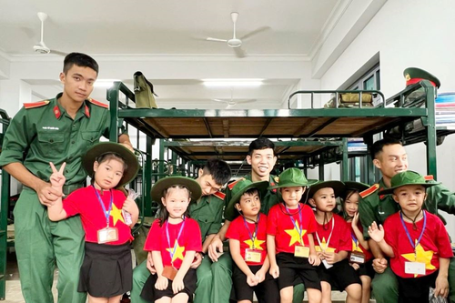 Hơn 2.000 thiếu nhi, học sinh tham quan Trường Sĩ quan Thông tin