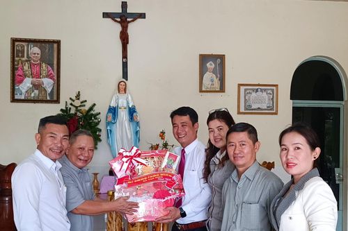 Xã Vạn Ninh đi thăm, chúc mừng các cơ sở tôn giáo