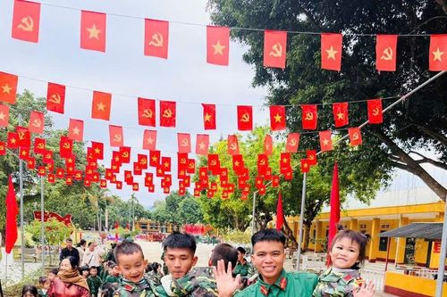 Khi học sinh khoác áo lính