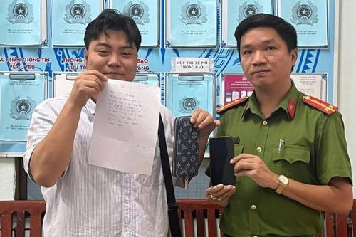 Công an 'phường du lịch' liên tiếp trao trả tài sản cho người dân và du khách