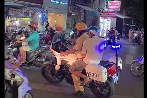 CSGT dùng mô tô đặc chủng đưa bé gái đi cấp cứu giữa cao điểm kẹt xe