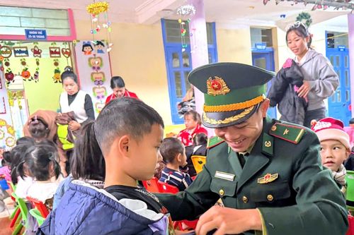 Trao ấm áp, gửi yêu thương nơi biên giới