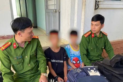 Gia Lai: Cảnh sát 113 bàn giao 2 bé trai bỏ nhà đi cho gia đình