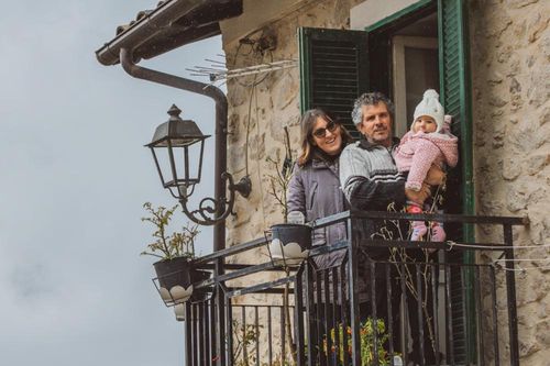 Ngôi làng Italia ăn mừng sự ra đời của em bé đầu tiên sau 30 năm