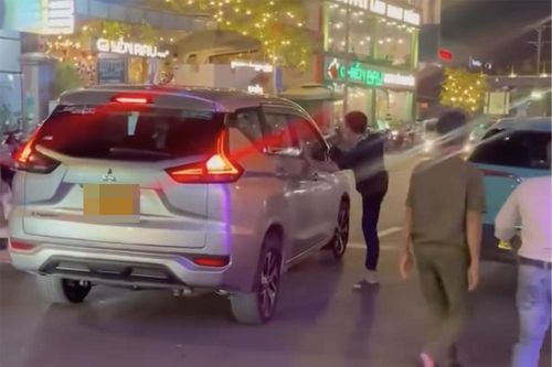 Truy xét nhóm khách nôn ói trên taxi, hành hung tài xế ở TPHCM