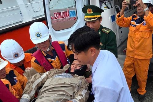 Đồn Biên phòng Sơn Trà tiếp nhận thuyền viên bị nạn trên biển
