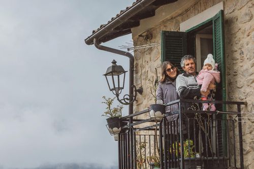 Ngôi làng Italy đón em bé đầu tiên sau 30 năm