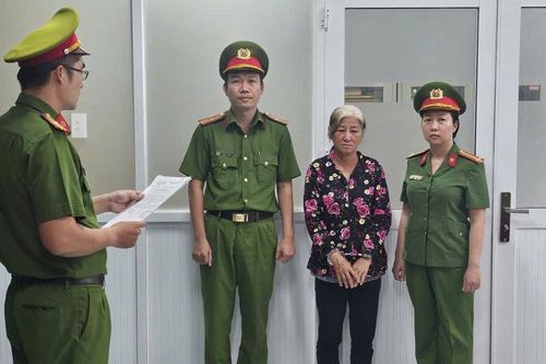 Bắt tạm giam người phụ nữ đổ trái phép hơn 257 tấn chất thải tại TPHCM