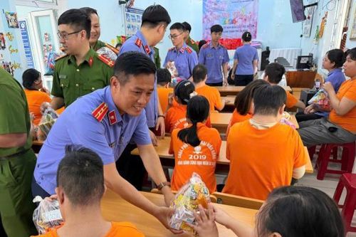 Tặng quà tết cho trẻ em bất hạnh
