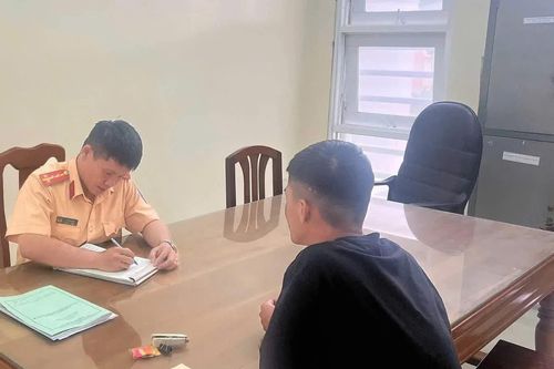 Bị xử phạt vì dùng xe máy công vụ vừa tham gia giao thông vừa nghe điện thoại