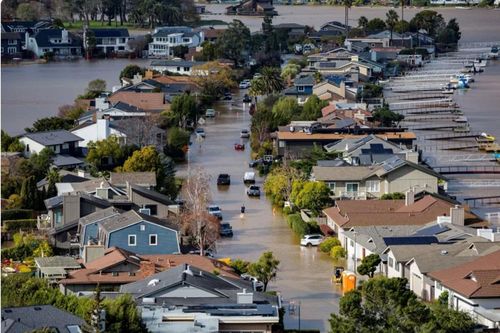 Lũ lụt và thủy triều gây ngập úng nghiêm trọng tại bang California (Mỹ)