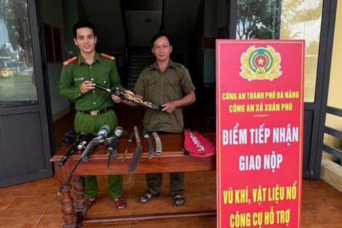 Tự giác giao nộp 'hàng nóng'