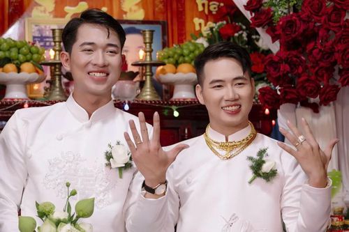 Hai chàng trai làm đám cưới, gia đình nấu 100 mâm cỗ, tặng vàng, sổ đỏ