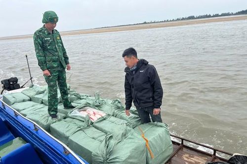 Biên phòng Quảng Ninh thu giữ hơn tấn thịt vịt đông lạnh không rõ nguồn gốc trên biển