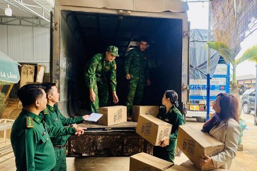 Masan: Mang Tết ấm áp đến quân và dân vùng biên giới