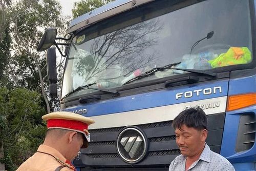 Lực lượng Cảnh sát giao thông lập biên bản xử lý 16 xe tải vi phạm