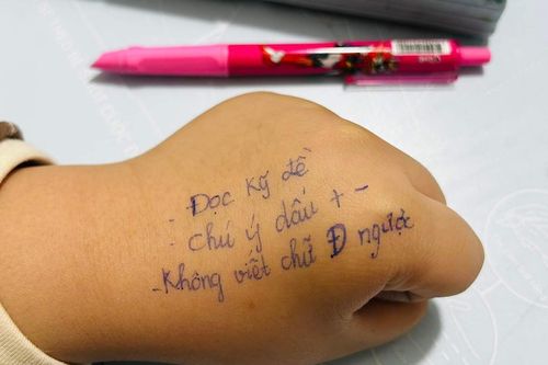 Lo con đi thi hay nhầm, mẹ viết 'phao' lên tay con khiến dân mạng thích thú
