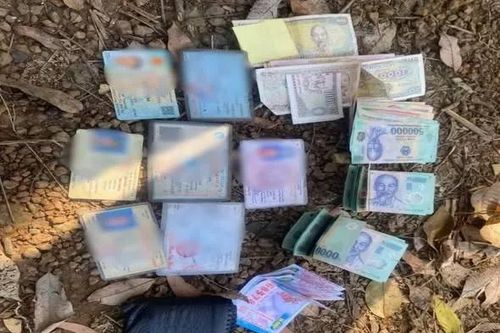 Nhặt được ví có hơn 25 triệu đồng, hai người đàn ông mang đến công an trả lại