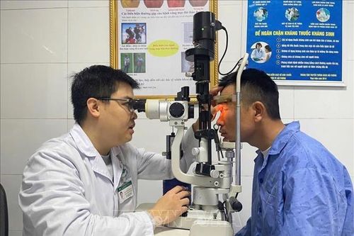 Xử trí kịp thời tai nạn thương tích do đinh sắt bắn vào mắt