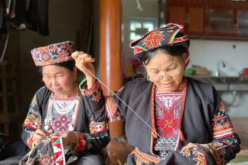 Phụ nữ Dao Đá Bàn 2 truyền dạy nghề thêu