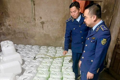 Thu giữ 880 lít rượu hương cốm không rõ nguồn gốc tại Lào Cai