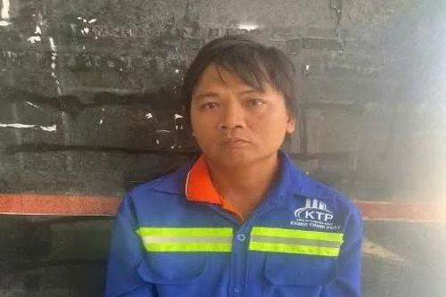 Tạm giữ đối tượng chém con riêng của vợ trước cổng trường học