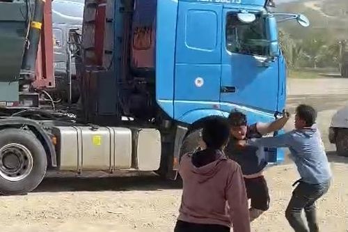 Xác minh 2 tài xế xe ben đánh nhau trong mỏ đá