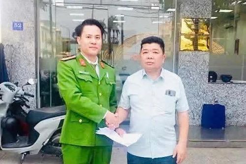 Bất ngờ nhận 205 triệu trong tài khoản, người đàn ông ở Cửa Tùng tìm cách trả lại người chuyển nhầm
