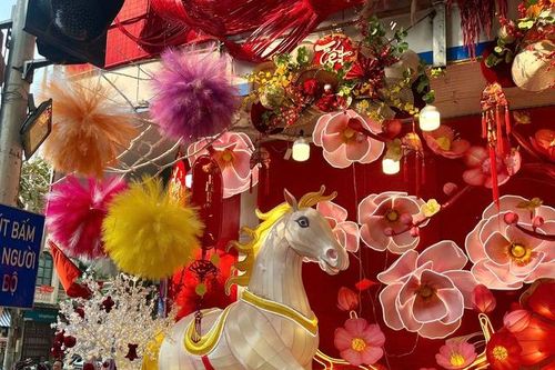 Đồ trang trí Tết vào mùa, phố phường rực rỡ sắc xuân