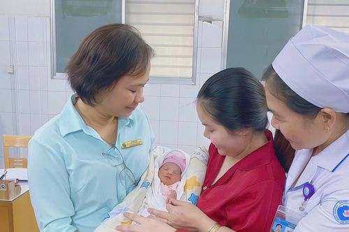Cứu sống trẻ sơ sinh trong ca song thai biến chứng phức tạp hiếm gặp