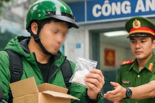 Nghi có ma túy, shipper chở thẳng túi hàng đến đồn công an
