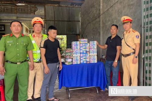 CSGT phát hiện xe khách cất giấu hàng chục hộp nghi pháo nổ trên giường tầng