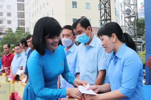 Hà Nội tặng quà Tết cho 5.300 hộ cận nghèo, hoàn cảnh khó khăn