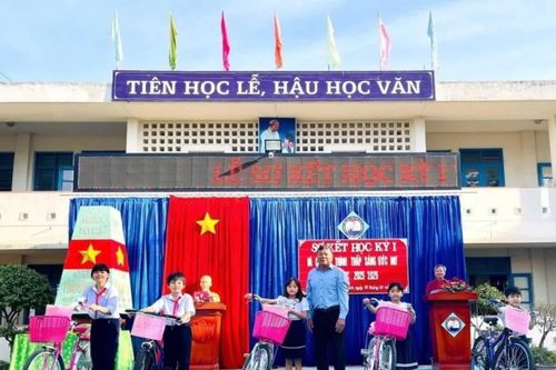 Trường Tiểu học thị trấn Diên Khánh 2 tặng xe đạp và quà cho học sinh khó khăn hiếu học