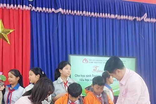 Để các em học sinh vùng cao có một mùa đông không lạnh
