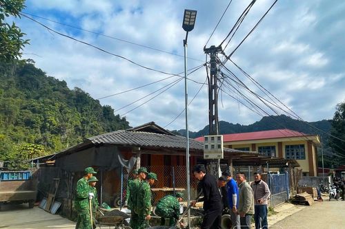 'Thắp sáng vùng biên' ở Sam Mứn